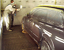 Fase di verniciatura all'interno del tunnel